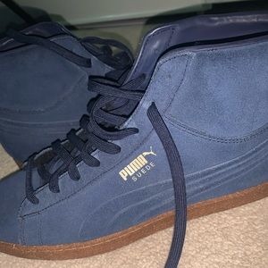 High top Men’s Pumas, Navy blue, excellent shape!